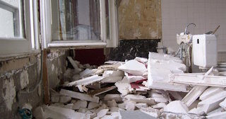 Демонтаж хрущевки в Серпухове - удаление старых полов и стен по выгодной цене от 1784 рублей.
